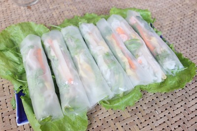 Nước chấm pha theo tỉ lệ đường + 1/2 giấm + 1,5 nước mắm + 3-4 nước. Th&aacute;i nhỏ ớt v&agrave; băm tỏi cho v&agrave;o b&aacute;t nước chấm. B&uacute;n cuốn thường để khi ai ăn mới cuốn trước để phần b&aacute;nh đa nem kh&ocirc;ng bị thấm nước m&agrave; n&aacute;t.