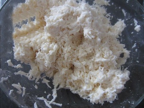 Trộn đều hỗn hợp để tạo 1 khối bột dẻo, kh&ocirc;ng cần nhồi kỹ, chỉ cần trộn đều l&agrave; được, c&oacute; thể th&ecirc;m 1 hoặc 2 muỗng nước nếu hỗn hợp qu&aacute; kh&ocirc; v&agrave; rời rạc.