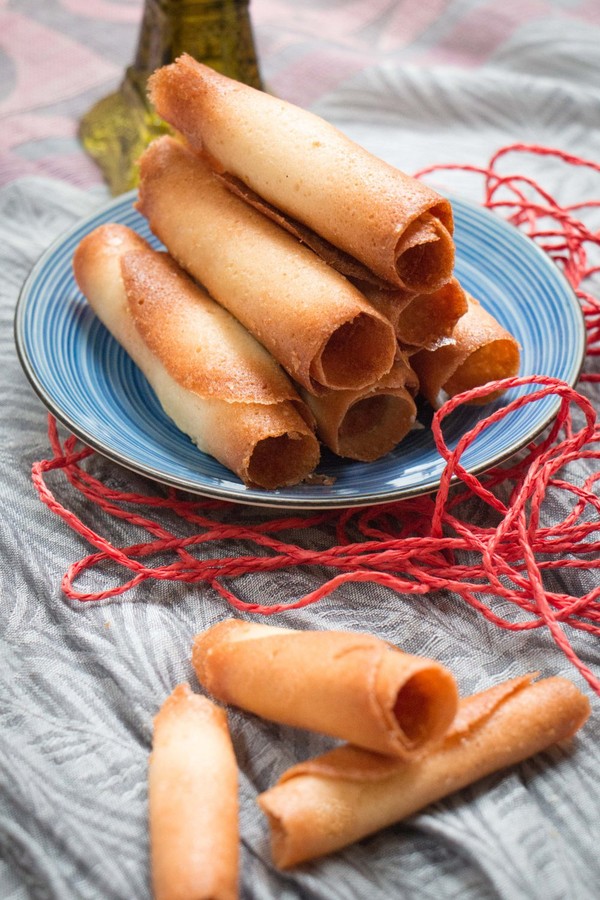 Ngày mưa lạnh cùng bạn bè nhâm nhi món bánh cuộn thơm phức giòn tan sẽ rất tuyệt. 