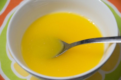 Làm bơ tan chảy hết rồi để nguội.