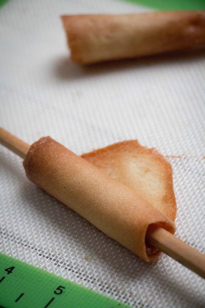Nướng bánh trong lò từ 6 – 7 phút đến khi rìa bánh có màu vàng nâu, phần giữa bánh trở nên hơi vàng thì lấy bánh ra. Lúc bánh còn nóng, dùng một chiếc đũa sạch để cuộn và định hình bánh. Khi nguội, bánh sẽ cứng và rất giòn. Nhớ bảo quản bánh trong hộp kín và để ở nơi khô ráo.