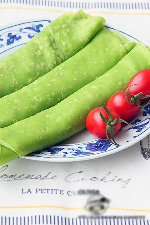 Những lớp b&aacute;nh crepe đ&atilde; được ho&agrave;n th&agrave;nh rồi n&egrave;. Nhớ cuộn b&aacute;nh crepe rau cải th&agrave;nh những cuộn b&aacute;nh đẹp mắt để b&eacute; nh&igrave;n sẽ bị hấp dẫn ngay nha!