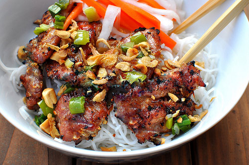 B&uacute;n chả thịt nướng d&acirc;n d&atilde;, quen thuộc v&agrave; v&ocirc; c&ugrave;ng ngon miệng, đậm đ&agrave; thơm ngon. 