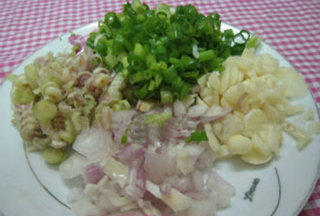 H&agrave;nh kh&ocirc;, tỏi, sả băm nhỏ.