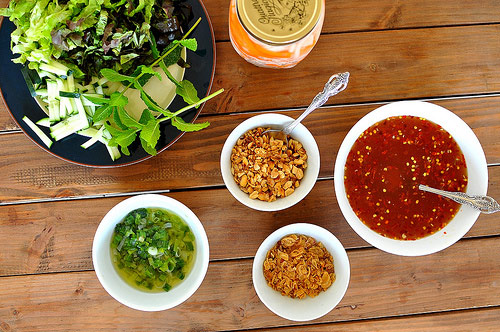 Pha nước chấm theo tỉ lệ: 1:1:1:5, tức l&agrave; 1 th&igrave;a nước mắm ngon, 1 th&igrave;a đường, 1 th&igrave;a giấm ngon/nước cốt chanh, 5 th&igrave;a nước lọc (Tỉ lệ n&agrave;y c&oacute; thể điều chỉnh ph&ugrave; hợp theo khẩu vị v&agrave; loại nước mắm, giấm được sử dụng. Nếu th&iacute;ch m&oacute;n nước chấm đằm miệng hơn, c&oacute; thể cho &iacute;t nước lọc đi hay tương tự với c&aacute;c nguy&ecirc;n liệu kh&aacute;c). Tỏi, ớt băm, đến l&uacute;c gần ăn mới cho tỏi ớt v&agrave;o để tỏi ớt dậy m&ugrave;i v&agrave; nổi l&ecirc;n tr&ecirc;n b&aacute;t nước chấm cho đẹp.