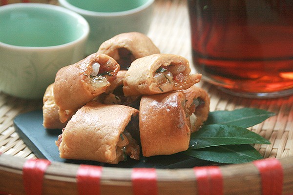 Chiếc b&aacute;nh chả nhỏ xinh, gi&ograve;n rụm với nh&acirc;n ngọt thơm m&ugrave;i l&aacute; chanh l&agrave; m&oacute;n ăn vặt nổi tiếng gắn với tuổi thơ của bao người con H&agrave; Nội. 