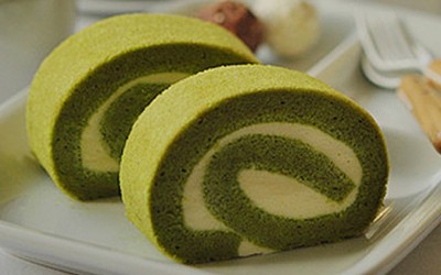 Khi ăn lấy b&aacute;nh ra, cắt b&aacute;nh th&agrave;nh những l&aacute;t d&agrave;y khoảng 2cm. B&aacute;nh d&ugrave;ng khi lạnh rất ngon v&agrave; m&aacute;t. Th&iacute;ch hợp khi bạn d&ugrave;ng với tr&agrave;, tr&agrave; sữa v&agrave; cả tr&agrave; xanh nữa nh&eacute;.
