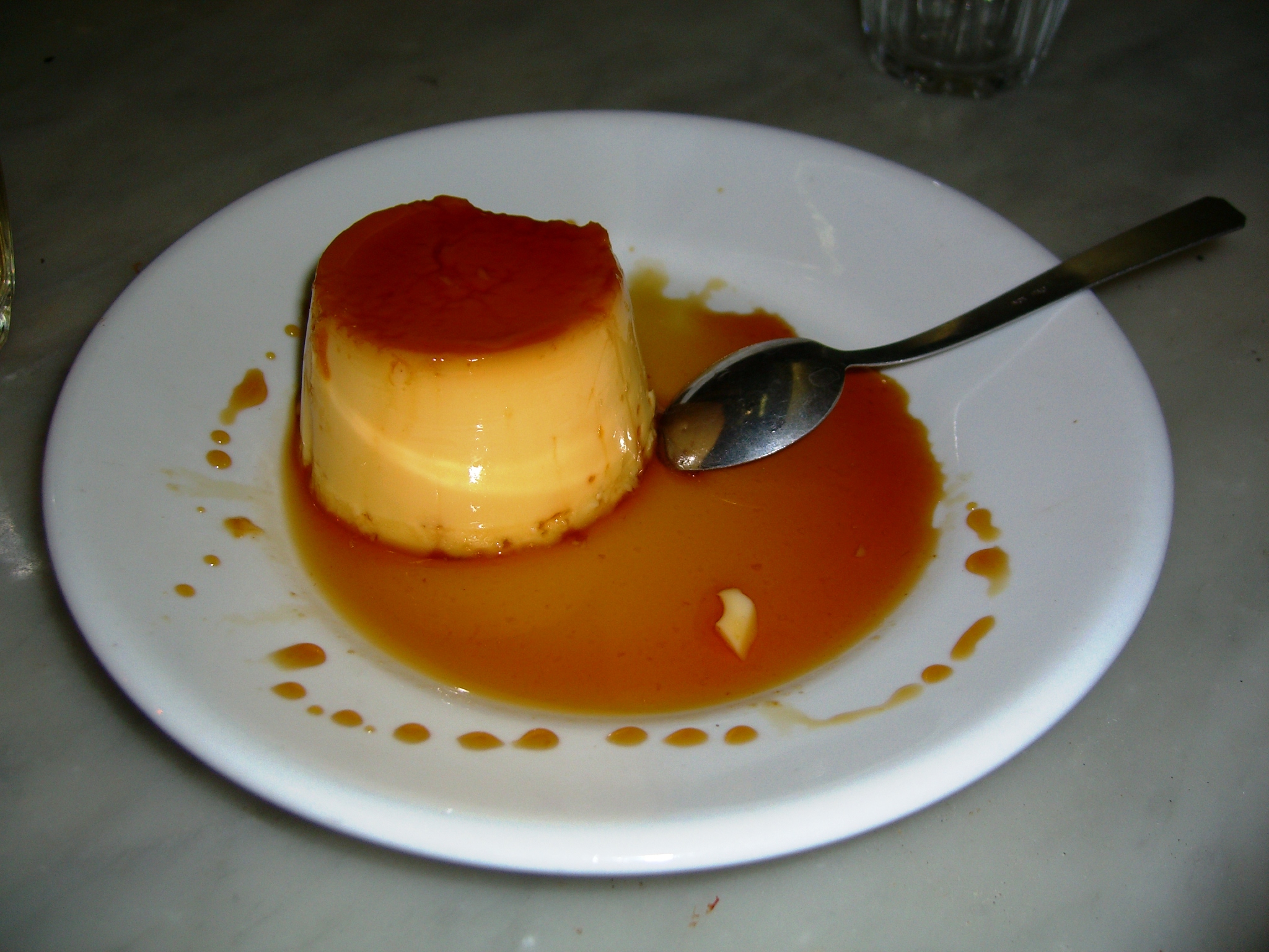 M&oacute;n b&aacute;nh flan l&agrave;m kh&ocirc;ng kh&oacute;, nguy&ecirc;n liệu cũng rất đơn giản, mịn m&agrave;ng, mềm thơm v&agrave; b&eacute;o ngậy.