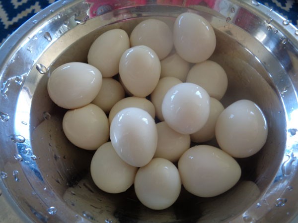 Trứng c&uacute;t luộc b&oacute;c vỏ.