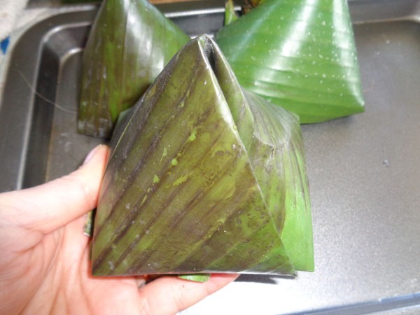 Gấp 4 m&eacute;p b&aacute;nh lại v&agrave; xếp v&agrave;o xửng, mang đi hấp. Hấp b&aacute;nh khoảng 25-30 ph&uacute;t.