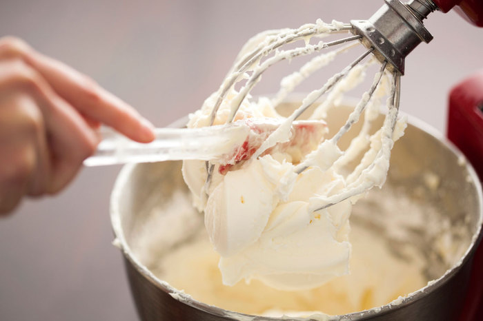 B&acirc;y giờ, đổ chocolate trắng v&agrave;o trộn đều.