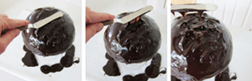 Phủ hỗn hợp chocolate l&ecirc;n rồi d&ugrave;ng th&igrave;a chấm v&agrave; nhấc nhẹ khắp mặt b&aacute;nh.