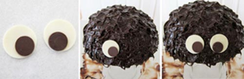 Gắn kẹo chocolate l&ecirc;n l&agrave;m mắt cho ch&uacute; nhện.