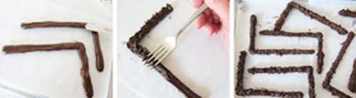 Tương tự, m&igrave;nh l&agrave;m th&ecirc;m c&aacute;c ch&acirc;n c&ograve;n lại cho nhện nh&eacute;! Khi đ&atilde; vẽ xong, cất v&agrave;o tủ lạnh cho chocolate đ&ocirc;ng cứng!