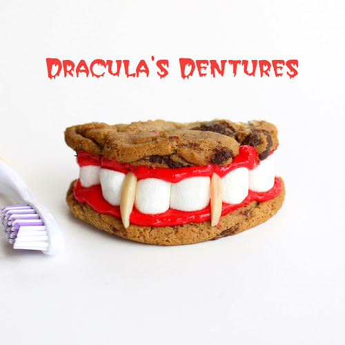 Những chiếc b&aacute;nh h&igrave;nh răng nhọn hoắt của Dracula sẽ khiến bữa tiệc Halloween th&ecirc;m sinh động. 
