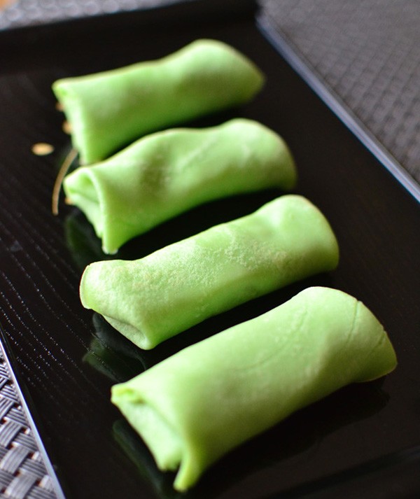 B&aacute;nh c&oacute; m&agrave;u xanh mướt của l&aacute; dứa, vị ngọt thanh đặc trưng của đường thốt nốt v&agrave; c&aacute;i sần sật, dai dai của dừa. 