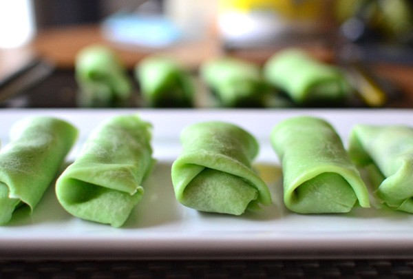 M&oacute;n b&aacute;nh kuih dadar n&agrave;y c&oacute; c&aacute;ch l&agrave;m kh&aacute; giống b&aacute;nh crepe, nhưng lại mang đặc trưng l&agrave; phần nh&acirc;n dừa ở giữa.
