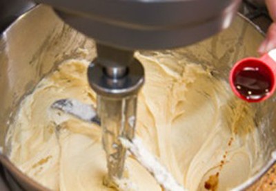 Tiếp theo, th&ecirc;m vani v&agrave; chuối v&agrave;o, vẫn d&ugrave;ng m&aacute;y đ&aacute;nh trứng để trộn cho đến khi hỗn hợp mịn mượt ho&agrave;n to&agrave;n.