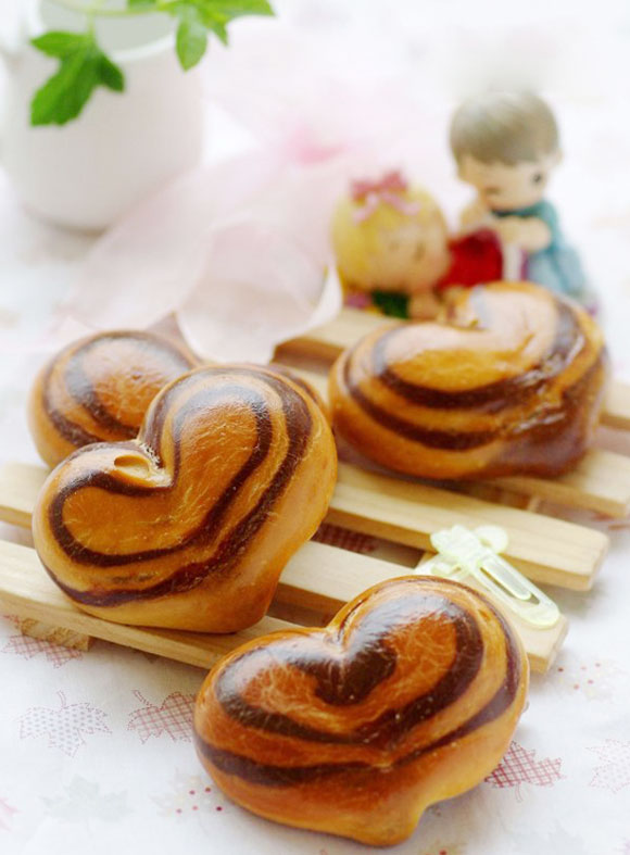 Tự tay làm bánh mì nhân ca cao hình trái tim xinh yêu tặng nàng 20/10 nhé các chàng! 