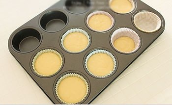 Đổ hỗn hợp tr&ecirc;n v&agrave;o c&aacute;c hộp thiếc, chỉ r&oacute;t 3/4 khu&ocirc;n. Đặt 1 quả m&acirc;m x&ocirc;i v&agrave;o tr&ecirc;n c&ugrave;ng mỗi hộp.