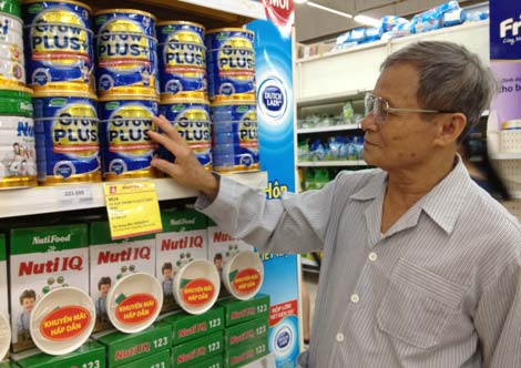 Bộ T&agrave;i ch&iacute;nh gặp phải nhiều m&acirc;u thuẫn trong hướng giải quyết t&igrave;nh trạng loạn gi&aacute; sữa sau quy định &aacute;p gi&aacute; trần