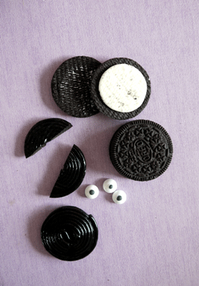 T&aacute;ch hai nửa của b&aacute;nh oreo ra, một mặt c&ograve;n nguy&ecirc;n kem, mặt c&ograve;n lại l&agrave; phần b&aacute;nh. Cắt đ&ocirc;i kẹo socola.