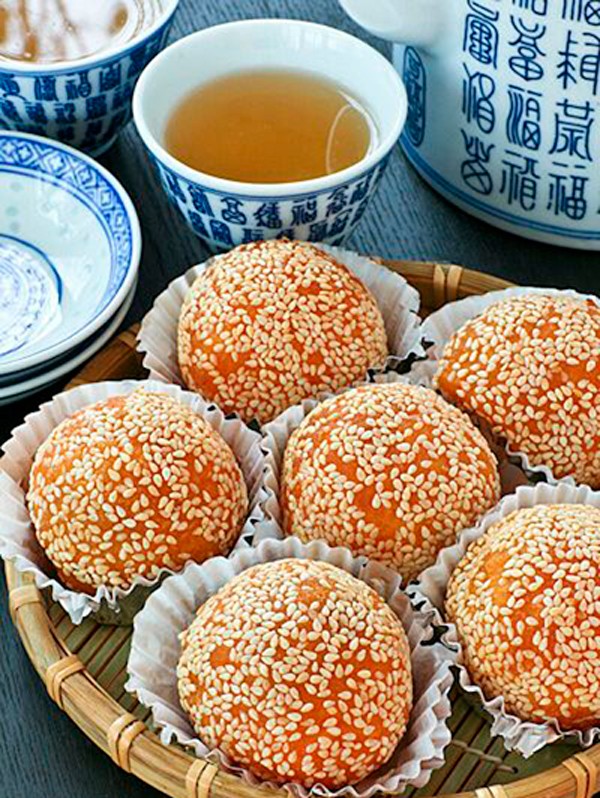 B&aacute;nh r&aacute;n vừng c&oacute; vị ngọt m&aacute;t của nh&acirc;n đậu đỏ, vị thơm của vừng sẽ l&agrave;m người ăn ng&acirc;y ngất.