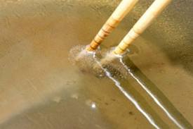 Cho thật nhiều dầu ăn v&agrave;o chảo sao cho dầu ngập mặt b&aacute;nh, đun cho dầu s&ocirc;i th&igrave; hạ lửa về mức nhỏ.