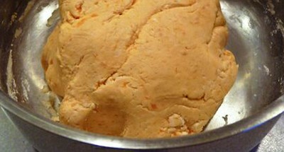 Nh&agrave;o thật kỹ hỗn hợp vỏ b&aacute;nh sao cho bột c&oacute; độ dẻo v&agrave; nhuyễn mịn vừa phải kh&ocirc;ng qu&aacute; kh&ocirc; cũng kh&ocirc;ng qu&aacute; nh&atilde;o, kh&ocirc;ng d&iacute;nh tay v&agrave; kh&ocirc;ng v&oacute;n cục.