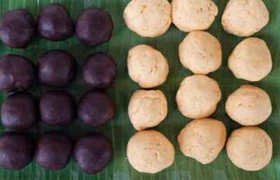 Nặn bột th&agrave;nh khối, để bột nghỉ khoảng 2 tiếng, sau đ&oacute; đem chia bột b&aacute;nh ra l&agrave;m 12 phần bằng nhau để l&agrave;m vỏ b&aacute;nh. Phần nh&acirc;n đậu chia ra l&agrave;m 12 phần đều nhau.