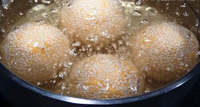 Thả từng vi&ecirc;n b&aacute;nh v&agrave;o r&aacute;n, d&ugrave;ng đũa quấy đều theo chiều kim đồng hồ trong khoảng 6 &ndash; 7 ph&uacute;t. Sau đ&oacute;, tăng lửa hơn một ch&uacute;t x&iacute;u r&aacute;n tiếp b&aacute;nh trong khoảng 1 ph&uacute;t nữa khi m&agrave; thấy b&aacute;nh v&agrave;ng đều c&aacute;c mặt th&igrave; vớt b&aacute;nh ra.