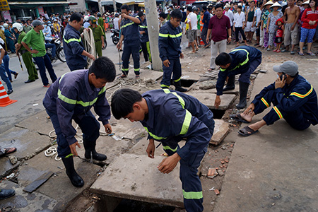 Lực lượng cứu hộ cứu nạn thuộc Sở CS PCCC tỉnh Bình Dương vẫn đang nỗ lực tìm kiếm bé trai bị nước cuốn xuống cống mất tích từ chiều 6/9. Lực lượng cứu hộ cứu nạn thuộc Sở CS PCCC tỉnh Bình Dương vẫn đang nỗ lực tìm kiếm bé trai bị nước cuốn xuống cống mất tích từ chiều 6/9.
