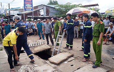 Lực lượng cứu hộ cứu nạn thuộc Sở CS PCCC tỉnh Bình Dương vẫn đang nỗ lực tìm kiếm bé trai bị nước cuốn xuống cống mất tích từ chiều 6/9. Lực lượng cứu hộ cứu nạn thuộc Sở CS PCCC tỉnh Bình Dương vẫn đang nỗ lực tìm kiếm bé trai bị nước cuốn xuống cống mất tích từ chiều 6/9.