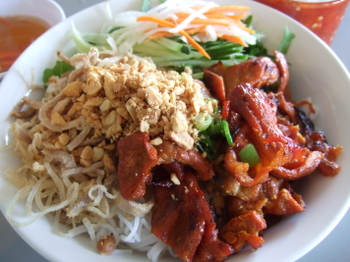 M&oacute;n b&uacute;n thịt nướng mềm, thơm m&ugrave;i sả, vừng sẽ khiến c&aacute;c mẹ ngon miệng ng&agrave;y 20/10. 