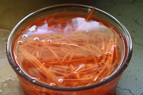 B&agrave;o sợi c&agrave; rốt trộn v&agrave;o c&agrave; rốt nửa th&igrave;a nhỏ đường, ba th&igrave;a canh nước lạnh, nửa th&igrave;a nhỏ muối, nửa th&igrave;a nhỏ giấm,n&ecirc;m hơi chua ngọt.