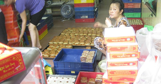 B&aacute;nh Trung thu truyền thống vẫn thu h&uacute;t nhiều kh&aacute;ch h&agrave;ng v&agrave; cạnh tranh gay gắt với b&aacute;nh trung thu sản xuất h&agrave;ng loạt của c&aacute;c c&ocirc;ng ty