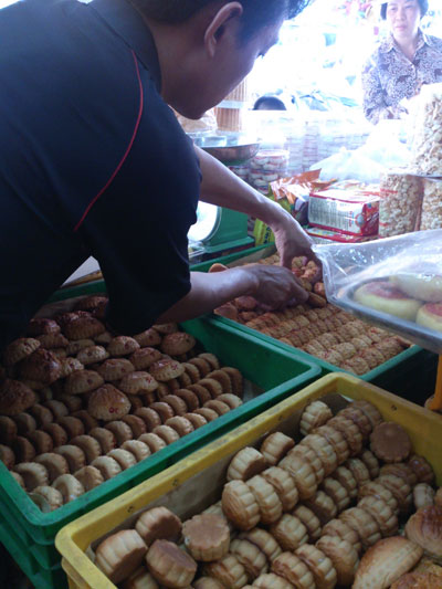 Thị trường b&aacute;nh trung thu 2014 cạnh tranh r&aacute;o riết từ c&aacute;c thương hiệu nổi tiếng cho đến c&aacute;c h&atilde;ng sản phẩm kh&ocirc;ng thương hiệu