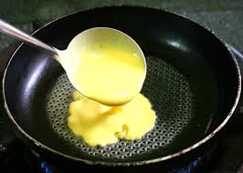 Đổ một mu&ocirc;i bột b&aacute;nh v&agrave;o chảo, nhanh tay nghi&ecirc;ng chảo để bột l&aacute;ng đều khắp l&ograve;ng chảo, bột l&aacute;ng c&agrave;ng mỏng b&aacute;nh c&agrave;ng ngon.