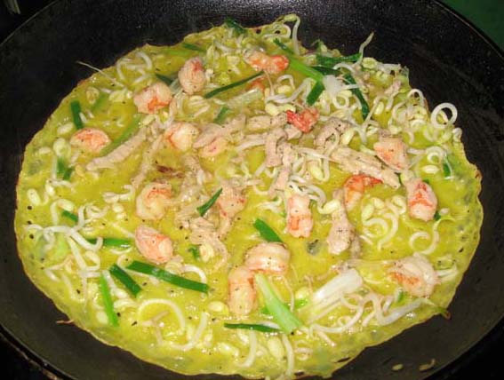 Hạ lửa nhỏ v&agrave; nghi&ecirc;ng th&agrave;nh chảo để phần r&igrave;a b&aacute;nh kh&ocirc; gi&ograve;n. Chi&ecirc;n l&acirc;u r&igrave;a b&aacute;nh sẽ kh&ocirc; hơn v&agrave; gi&ograve;n l&acirc;u hơn.
