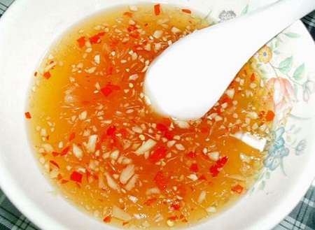Pha nước mắm chấm: Pha 1 phần nước mắm, 1 phần đường, 1 phần giấm v&agrave; 5 phần nước. Cho th&ecirc;m tỏi băm v&agrave; ớt băm cũng như gia giảm nguy&ecirc;n liệu t&ugrave;y khẩu vị.