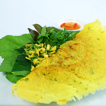 B&aacute;nh d&ugrave;ng n&oacute;ng với nước mắm chua ngọt, c&agrave; rốt v&agrave; c&aacute;c loại rau sống ăn k&egrave;m như rau cải, rau x&agrave; l&aacute;ch, rau thơm.