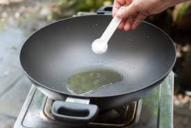 Cho chảo l&ecirc;n bếp, vặn lửa lớn, cho khoảng 2 muỗng dầu ăn v&agrave;o chảo v&agrave; đun n&oacute;ng. (N&ecirc;n d&ugrave;ng chảo cũ để tr&aacute;ng b&aacute;nh, c&oacute; thể d&ugrave;ng chảo kh&ocirc;ng d&iacute;nh để giảm lượng dầu sử dụng. Kh&ocirc;ng n&ecirc;n d&ugrave;ng chảo mới để tr&aacute;ng b&aacute;nh, b&aacute;nh sẽ d&iacute;nh chảo v&agrave; kh&ocirc;ng ngon.)