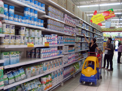 Gi&aacute; b&aacute;n lẻ sữa mới c&oacute; hiệu lực từ 21/6 nhưng một số si&ecirc;u thị vẫn kh&ocirc;ng giảm gi&aacute; b&aacute;n