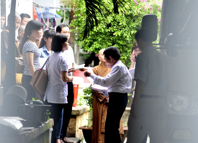 Các cơ quan ban ngành làm thủ tục tiếp nhận các cụ già và cháu nhỏ đến nơi ở mới.