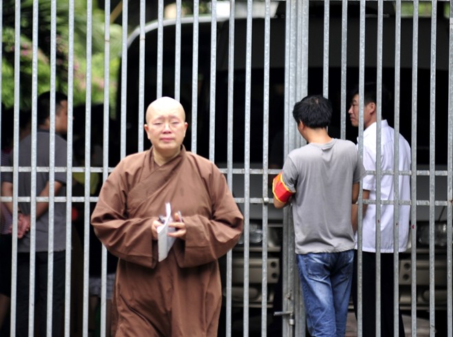Trụ trì Thích Đàm Lan khi chia tay các cụ già và cháu nhỏ đã từng gắn bó với nơi này.