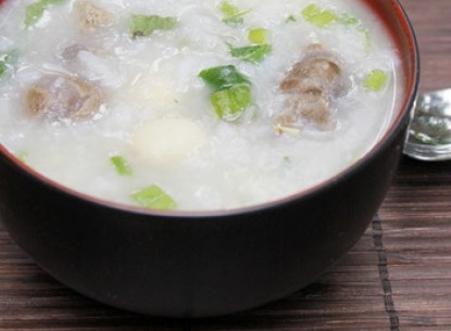 Ch&aacute;o hạt sen nấu c&ugrave;ng bắp b&ograve; n&oacute;ng hổi, thơm ngon v&agrave; rất tốt cho những người bị mất ngủ. 