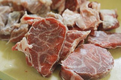 Bắp b&ograve; rửa sạch, để v&agrave;o ngăn đ&aacute; tủ lạnh khoảng 30 - 45 ph&uacute;t cho thịt hơi se cứng lại để miếng thịt l&uacute;c th&aacute;i được đẹp hơn. Sau đ&oacute;, lấy ra th&aacute;i miếng vừa ăn.