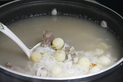 Sau đ&oacute;, đổ phần thịt b&ograve; bắp v&agrave; nước d&ugrave;ng đ&atilde; ninh thịt b&ograve;, th&ecirc;m đỗ xanh, hạt sen v&agrave;o nồi lớn, th&ecirc;m gạo (lấy lu&ocirc;n phần nước đ&atilde; đun đỗ xanh v&agrave; hạt sen), đun s&ocirc;i, n&ecirc;m nếm gia vị lại t&ugrave;y theo sở th&iacute;ch, đun lửa nhỏ đến khi hạt gạo ch&iacute;n mềm.
