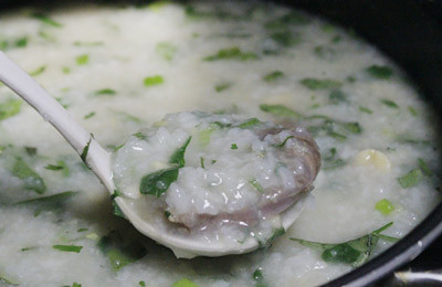 Cuối c&ugrave;ng, khi ch&aacute;o ch&iacute;n, th&ecirc;m rau răm, h&agrave;nh hoa, rau m&ugrave;i th&aacute;i nhỏ v&agrave;o nồi ch&aacute;o. Sau đ&oacute;, tắt bếp, m&uacute;c ch&aacute;o ra b&aacute;t, rắc một &iacute;t hạt ti&ecirc;u l&ecirc;n bề mặt, d&ugrave;ng n&oacute;ng.