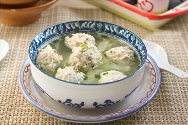 L&acirc;u l&acirc;u đổi vị với m&oacute;n canh bắp cải thịt vi&ecirc;n ngọt dịu, đậm đ&agrave; với thịt vừa mềm lại vừa thơm nữa nh&eacute;! 
